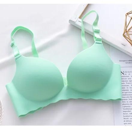 Lifting bra for a discreet, natural curve