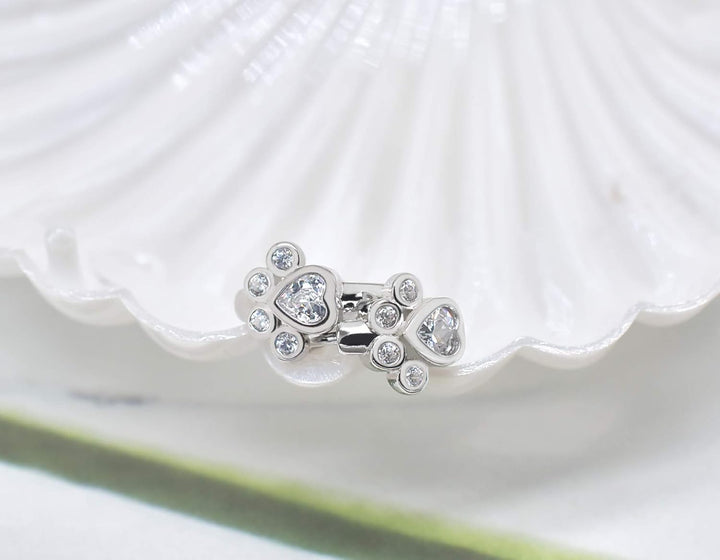 Małe kolczyki koła z motywem stopy – damskie kolczyki z motywem zwierzęcia