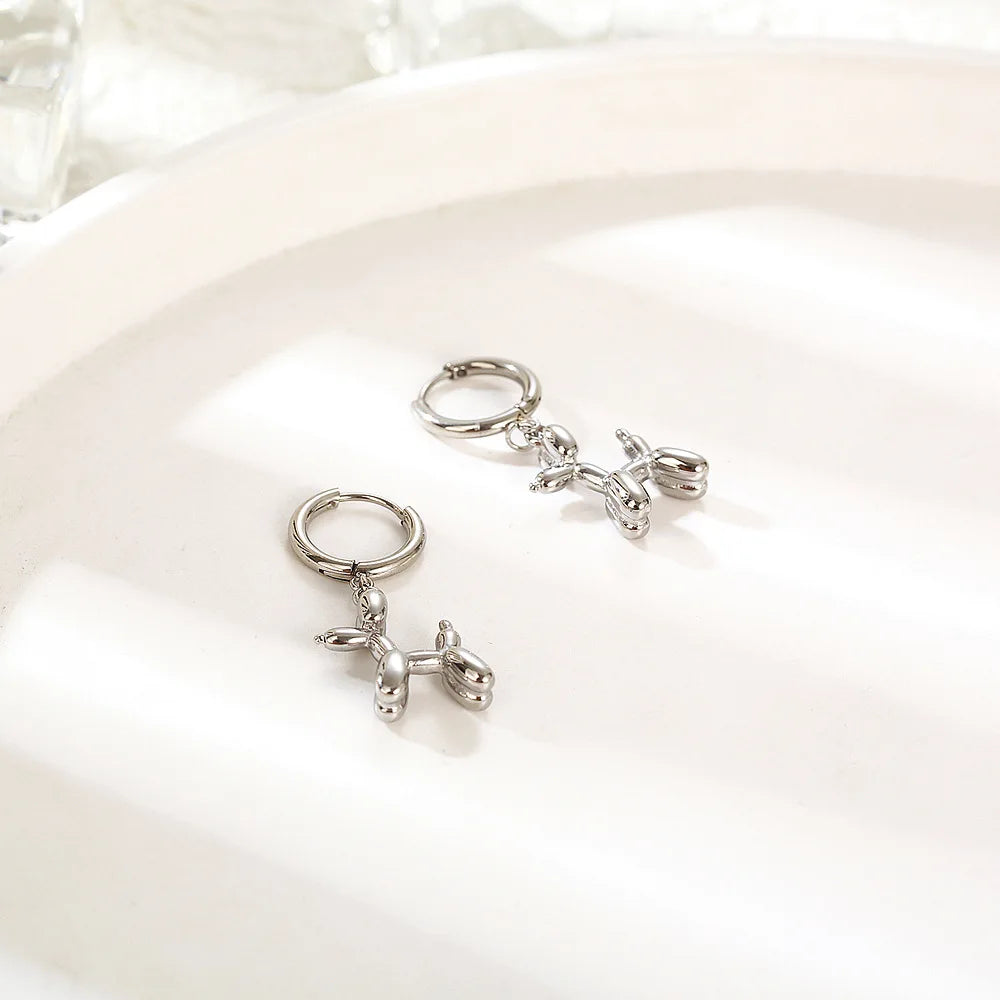 Miniaturowe kolczyki z balonikami w kształcie psa – złote kółka z zabawnym zawieszką psa