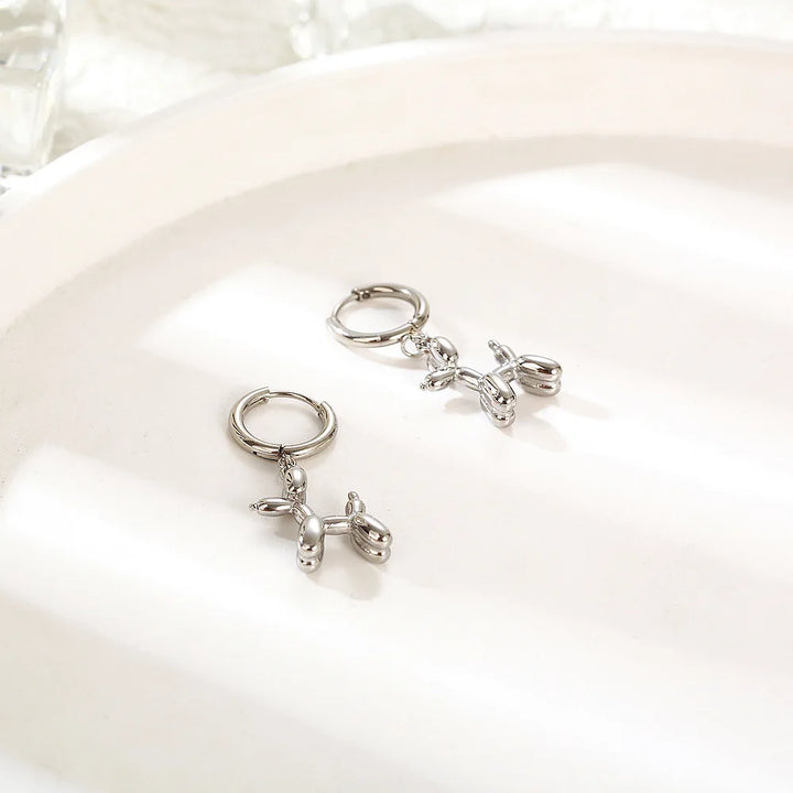 Miniaturowe kolczyki z balonikami w kształcie psa – złote kółka z zabawnym zawieszką psa